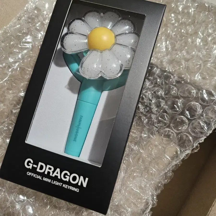 G-DRAGON ミニライトキーホルダー&スカーフ Amazon.co.jp: 【公式】G-DRAGON MINI LIGHT KEYRING｜ジー