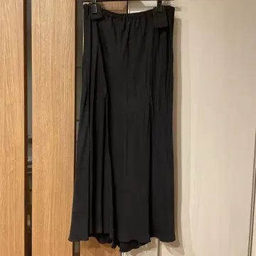 비어즐리 백 테일 스커트