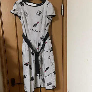 스트라이프 패턴 립스틱 프린트 원피스