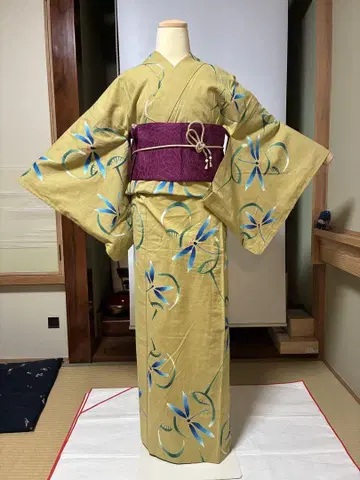 잠자리 패턴 유카타와 보라색 오비