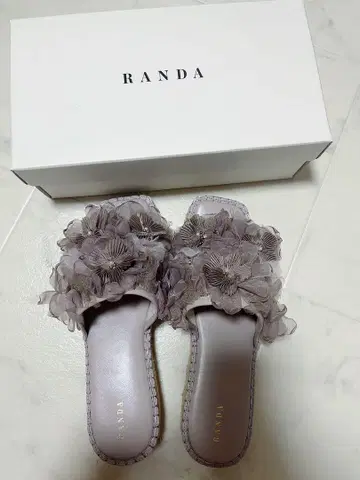 RANDA 쉬폰 플라워 뮬 샌들 퍼플