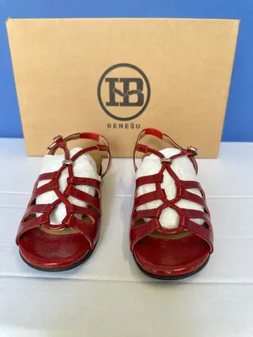 BENESU 빨간색 스트랩 샌들 컴포트 샌들 새상품 60%OFF