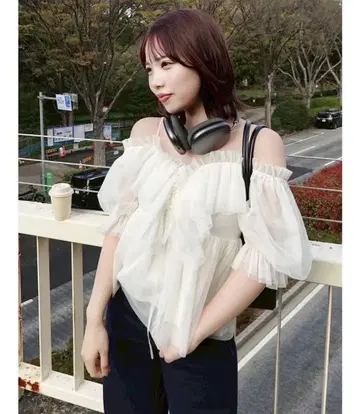 dazzlin 스퀘어 프릴 페플럼 블라우스