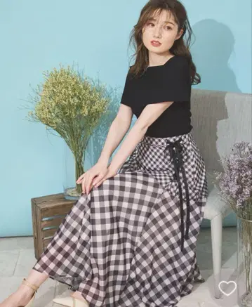 노엘라 피치 절개 플레어 스커트