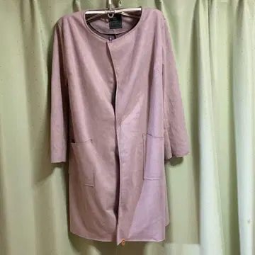 옅은 핑크색 롱 코트
