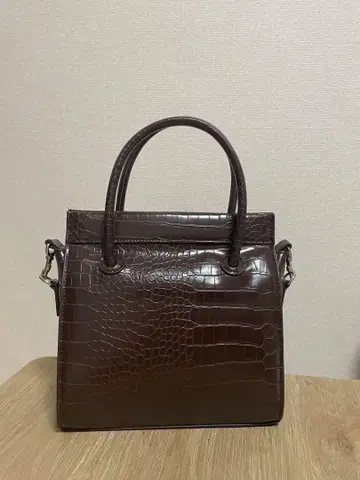 브라운 크로커다일 스타일 핸드백