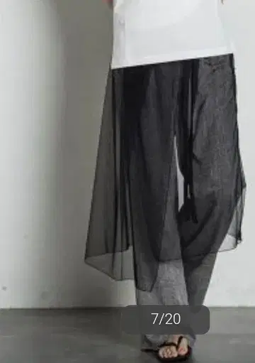 얇은 소재로 비침이 있는 레이어드 얇은 스커트 블랙