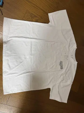 화이트 티셔츠 그래픽 프린트