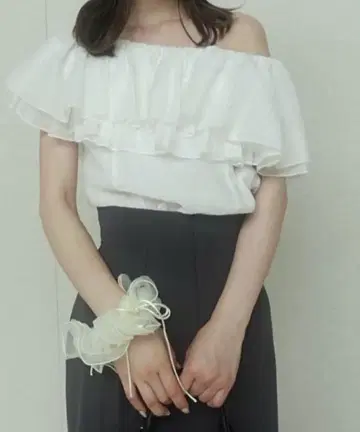 코코딜 오프숄더 프릴 블라우스