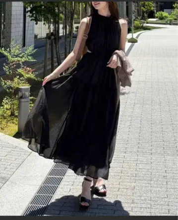 [완판 직전] rienda 홀터넥 개더 플레어 원피스