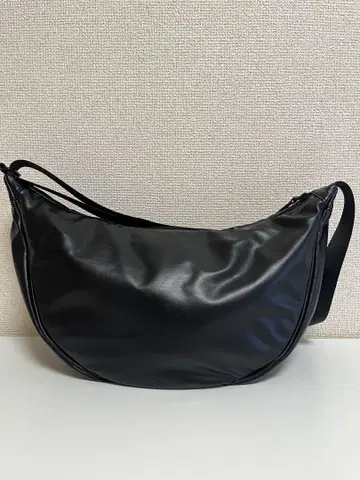 가죽 터치 라운드 숄더백