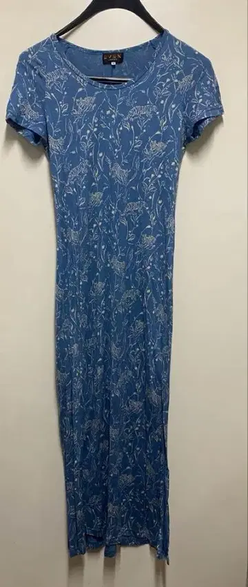 파랑 꽃무늬 반팔 롱 원피스