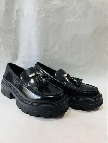 자라 랙 밑창 로퍼 태슬 디테일 통굽 에나멜 블랙