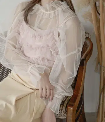 프릴이 달린 시스루 탑
