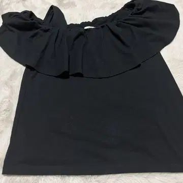 ROSEBUD 프릴이 달린 블랙 슬리브리스