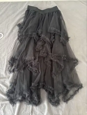 프릴이 달린 그레이 롱 스커트