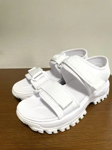 새상품 휠라 트레이서 샌들
