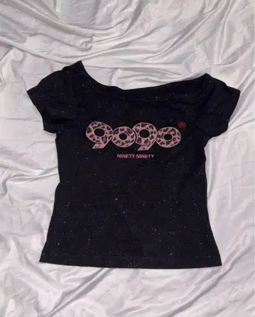 9090girl OG 로고 오프 숄더 글리터 T