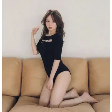 AND MARY 블랙 오분 소매 바디수트