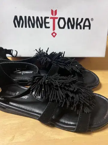 MINNETONKA 프린지 블랙 샌들