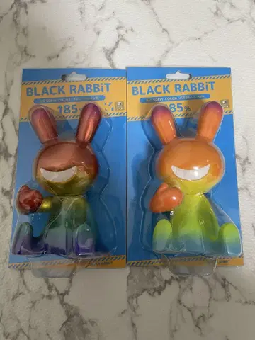 BLACK RABBIT 피규어 2개 세트