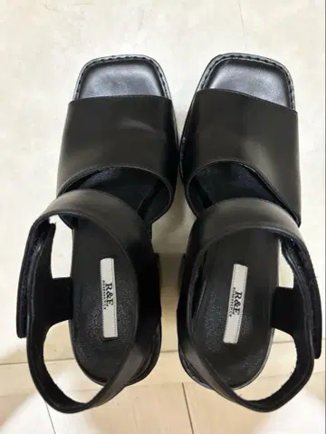 블랙 샌들 하이 힐 스트랩 포함