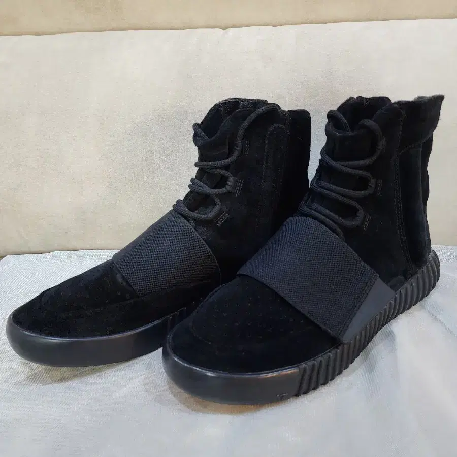 Yeezy Sneakers Adidas Yeezy 750 Boost Black Yeezy Sneakers Yeezy - Main Image