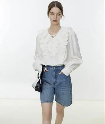 프릴이 달린 화이트 긴팔 블라우스