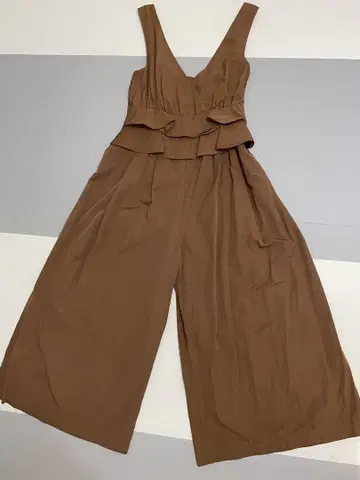 브라운 프릴 점프 수트