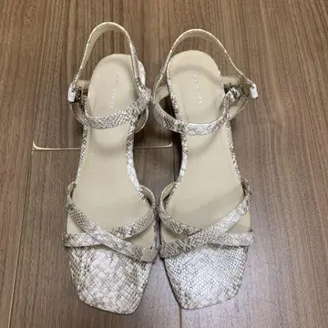 새상품 Adevivre 화이트~라이트 브라운 계열 벨트 샌들 24cm