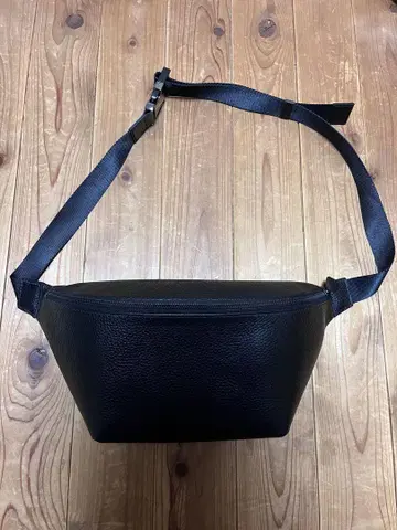 HushTug 커브드 바디백