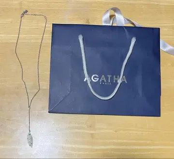 AGATHA PARIS 실버 스톤 목걸이 리프 화이트