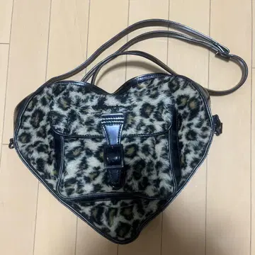 Dr.Martens 숄더백 레오파드 무늬 하트 모양