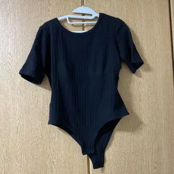 Alexiastam 블랙 리브 5부 소매 바디수트
