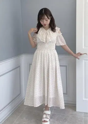 evelyn 에블린 어깨가 파인 프릴 OP 원피스