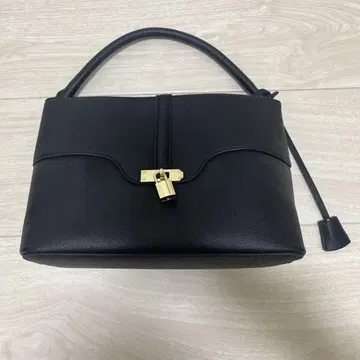 블랙 핸드백 숄더 스트랩 포함