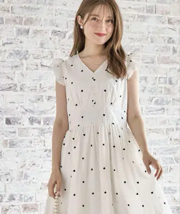 toccocloset 프릴 장식 싸개 단추 하트 자수 슬리브리스 원피스