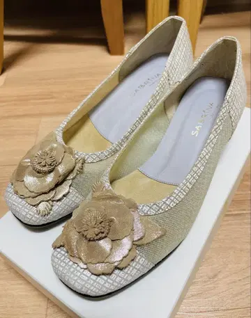 KOBE SABRINA 꽃 장식 펌프스 베이지 24cm 새상품급