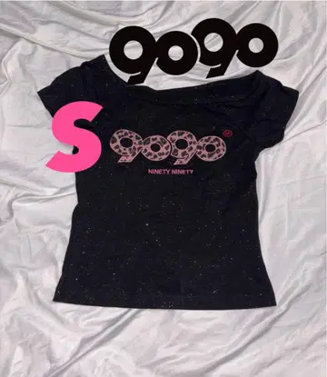 9090 girl OG 로고 오프 숄더 티셔츠