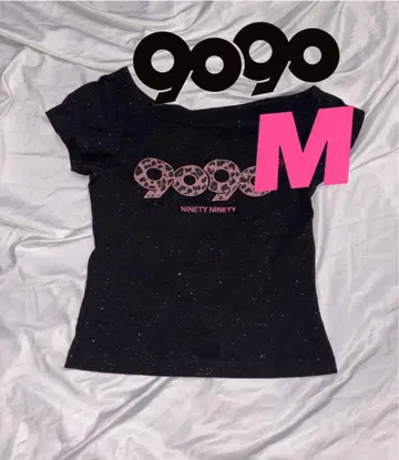 9090 girl OG 로고 오프 숄더 티셔츠