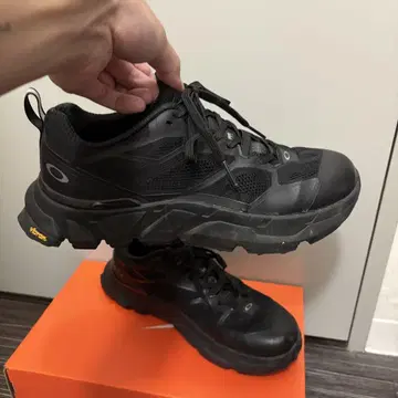 Oakley 스니커즈 비브람 밑창