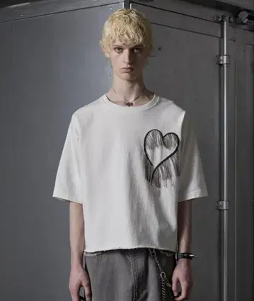 grancy 데미지 하트 자수 하프 슬리브 T