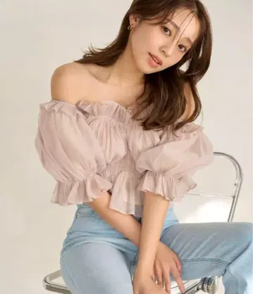 SNIDEL 볼륨 개더 프릴 오프숄더 블라우스