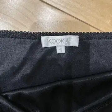 KOOKAI 쿠카이 블랙 새틴 타이트 스커트 레이스 트림