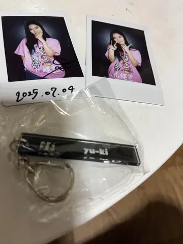 yu-ki 사인 포함 사진 2장과 키링