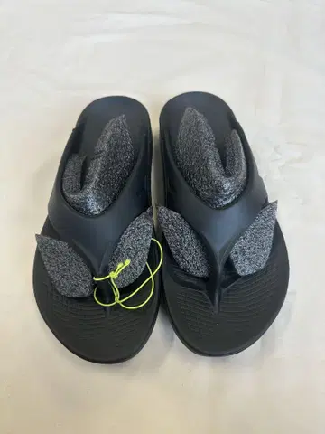 Oofos 블랙 샌들