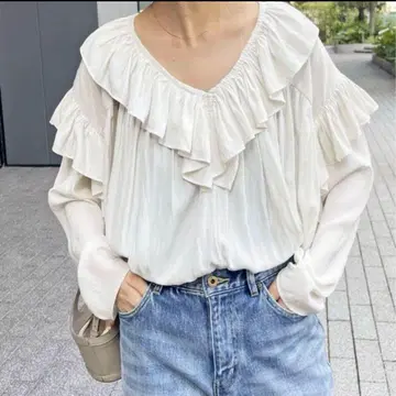 새상품급 Spick & Span 프릴 V넥 블라우스 긴팔 V넥 화이트
