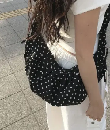 도트 무늬 숄더백