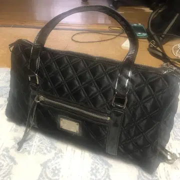 블랙 퀼팅 백 B 로고 포함