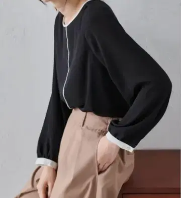 배색 디테일 이너가 있는 긴팔 블라우스